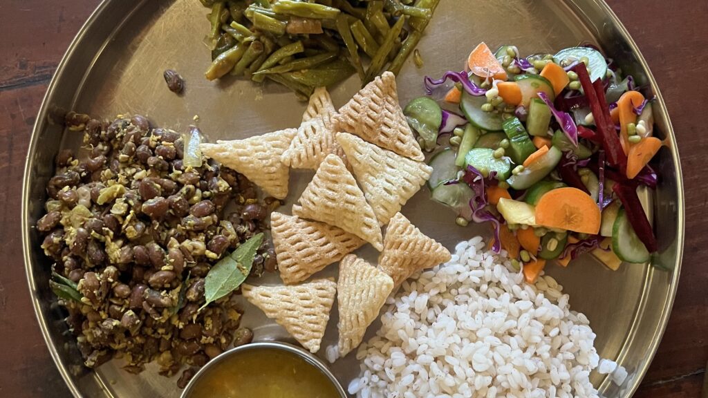 ayurvedic-sattvic-thali-devvrat-yoga-sangha-kerala-plant-based-meal-scaled
