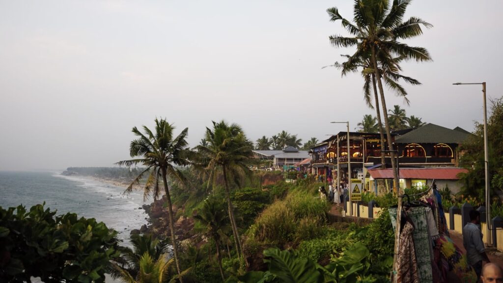 varkala-cliff-view-near-devvrat-yoga-sangha-kerala-coastline